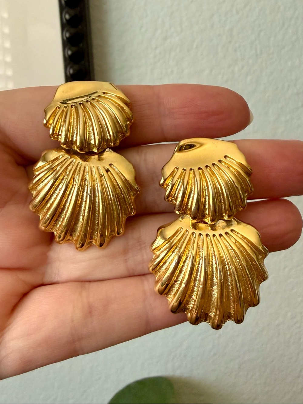 Vintage Gold Tone Sea Shell Dangle Earrings Clip On Statement Nautical Coastal
